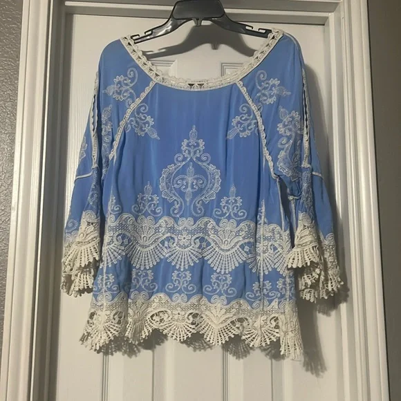 Sz XS Democracy Sky Blue Boho Embroidered Cold Shoulder Split Sleeve Shirt - Picture 2 of 4